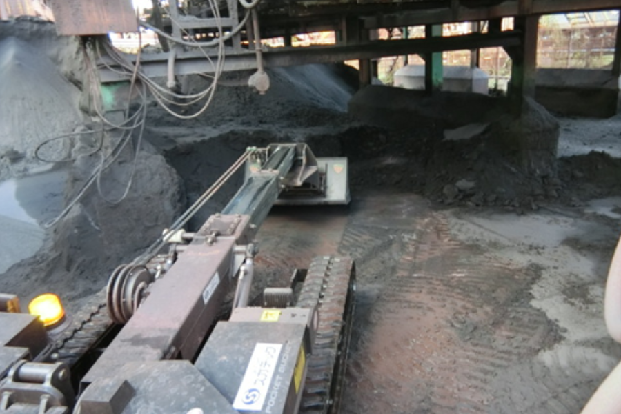 Pocketbucket cleaning underneath Steelworks conveyor belt