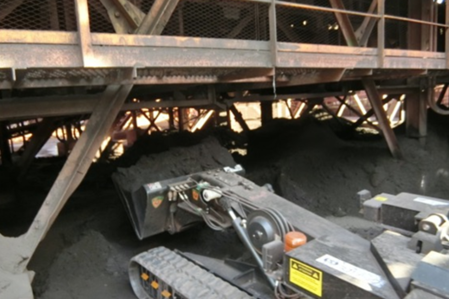 Pocketbucket cleaning underneath Steelworks conveyor belt