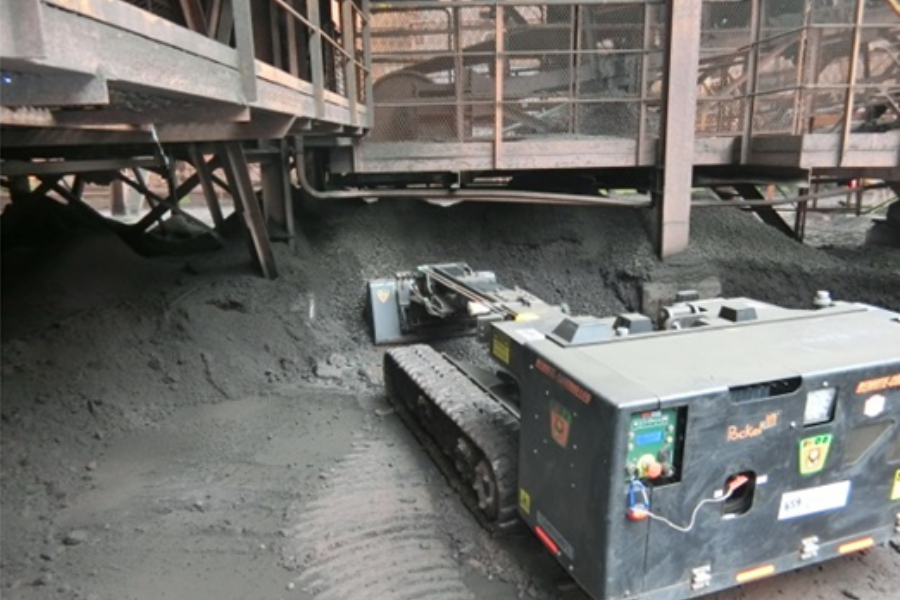 Pocketbucket cleaning underneath Steelworks conveyor belt